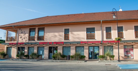 Place centrale Satolas-et-Bonce avec le coiffeur esprit de beaute boulangerie patisserie