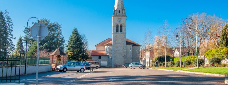 Place de l'église de Satolas-et-Bonce