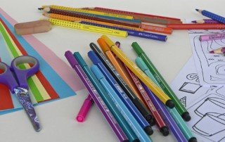 Crayons de couleur dessins école maternelle