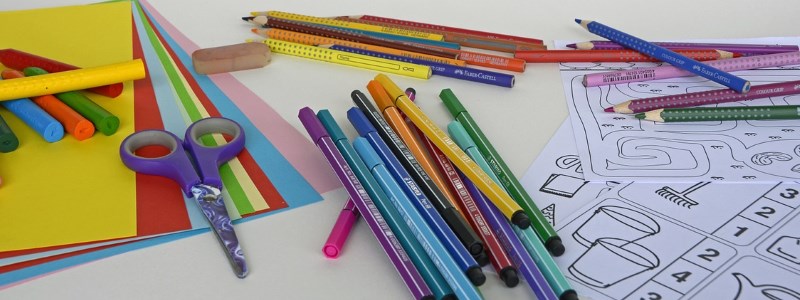 Crayons de couleur dessins école maternelle